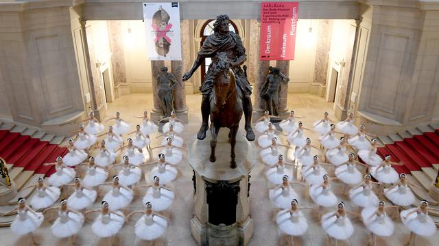 Aksi Gemulai Penari Balet Shanghai Saat Tampil di Berlin