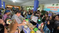 Menteri Koordinator Bidang Perekonomian Airlangga Hartarto saat melakukan audiensi usai meninjau simulasi program makan siang gratis di SMP Negeri 2 Curug, Tangerang, pada Kamis (29/2) siang.