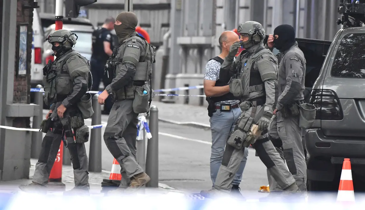 Polisi Khusus Belgia berjaga di dekat lokasi penembakan di Liege, Belgia (29/5). (AP/Geert Vanden Wijngaert)