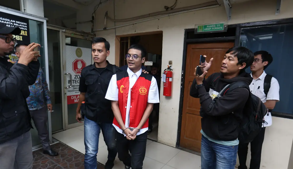 Untuk diketahui, kasus ini berawal ketika Nikita Mirzani melaporkan Vadel Badjideh ke Polres Metro Jakarta Selatan pada September 2024 atas dugaan persetubuhan dan aborsi terhadap putri sulungnya, LM, yang saat itu masih di bawah umur. (KapanLagi.com/Budy Santoso)