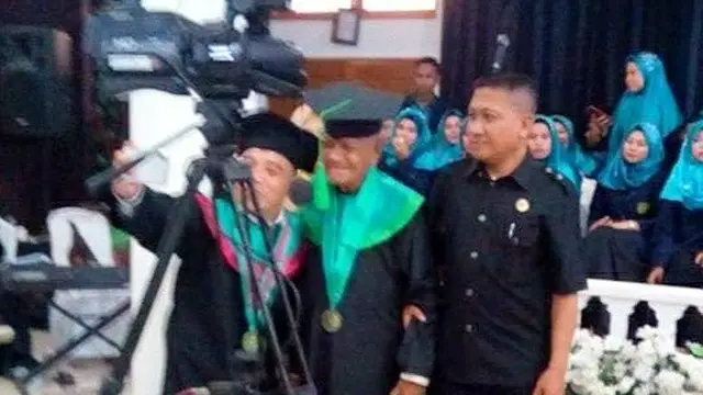 Usai wisuda, La Ode Muhammad Sidik menyempatkan diri berfoto bersama dosen.(Liputan6.com/Ahmad Akbar Fua)