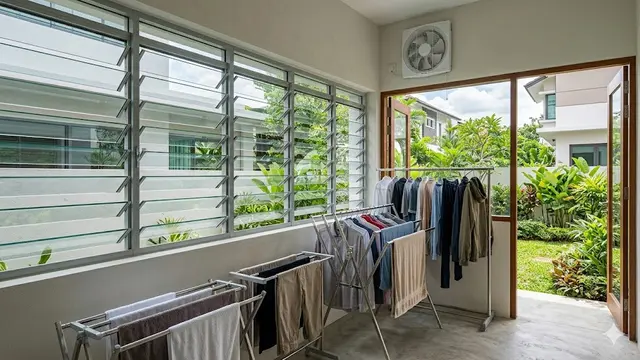 Desain Jemuran Tertutup yang Tidak Bikin Lembap dengan Kombinasi Ventilasi Alami