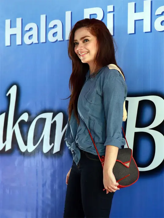 "Kami melalui semuanya dengan penuh kesan. Nggak ada yang terlalu berat sih, paling aku sering ditinggal tour aja," kata Nova yang menyebut Kin bukan tipe cowok romantis."Nggak pernah dikasih bunga. Hahahaha," ujar Nova tergelak.(Deki Prayoga/Bintang.com)