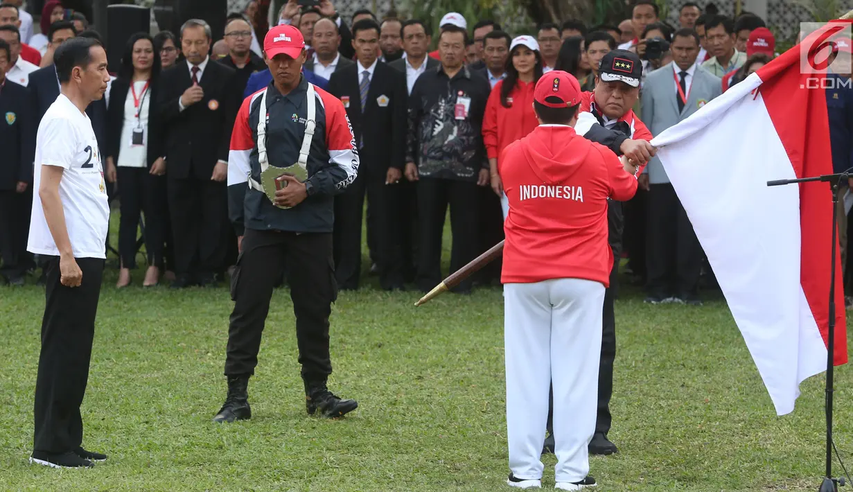 Presiden Joko Widodo bersiap menerima bendera merah putih saat melepas Kontingen Indonesia ke Asian Games 2018 Jakarta dan Palembang di Halaman Tengah Istana Merdeka, Jakarta, Rabu (8/8). (Liputan6.Com/HO/Ricardo Edo)