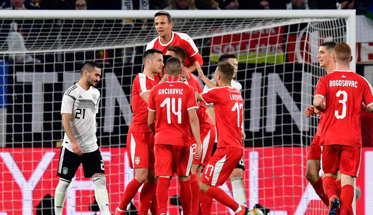 Para pemain Serbia merayakan gol yang dicetak oleh Luka Jovic ke gawang Jerman pada laga persahabatan di Stadion Volkswagen, Rabu, (20/3). Jerman ditahan imbang 1-1 oleh Serbia. (AFP/Tobias Schwarz)