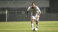 Gelandang Bali United, Paulo Sergio, menggiring bola saat melawan Tira Persikabo pada laga Shopee Liga 1 di Stadion Patriot Pakansari, Bogor, Kamis (15/8). Bali menang 2-1 atas Tira Persikabo. (Bola.com/Yoppy Renato)