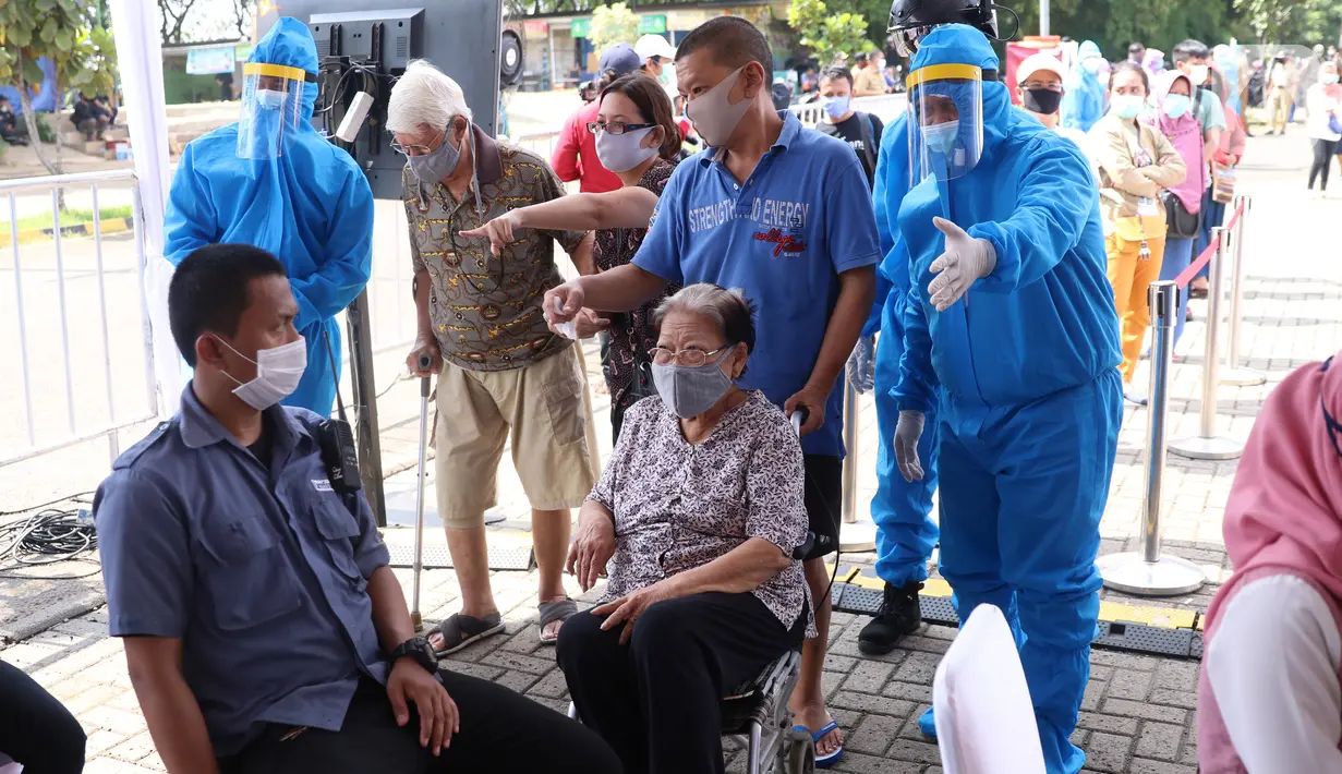 Petugas mengarahkan warga yang akan mengikuti rapid test massal di Kota Tangerang, Banten, Sabtu (30/5/2020).  Badan Intelijen Negara (BIN) menggelar tes diagnostik cepat (rapid rest) massal kepada warga Ciledug sebagai salah satu upaya pengendalian transmisi COVID-19. (Liputan6.com/Angga Yuniar)
