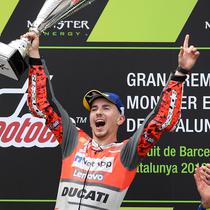 Pembalap Spanyol dari tim Ducati, Jorge Lorenzo merayakan selebrasi didampingi pembalap Italia dari Movistar Yamaha, Valentino Rossi usai balapan MotoGP Catalunya di Sirkuit Catalunya di Montmelo, (17/6). (AFP PHOTO / Lluis Gen)