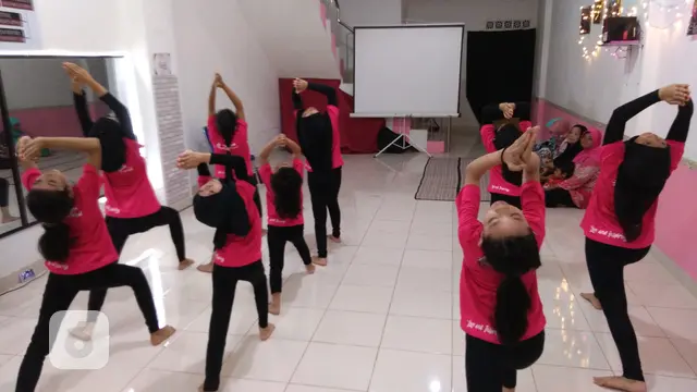 Para penari junior di Srijayanasa Dance School sedang berlatih.