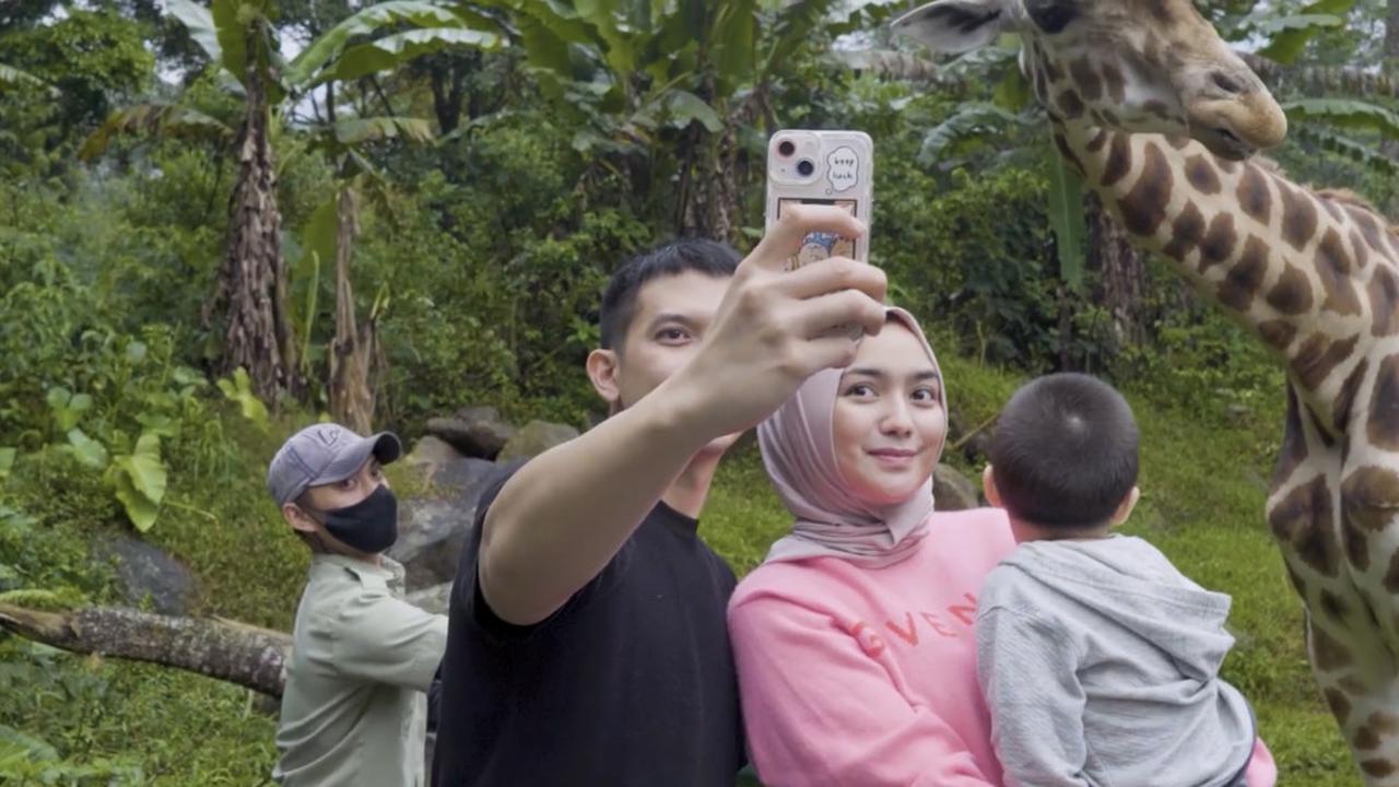 Tetap Mesra, Ini 6 Momen Liburan Citra Kirana dan Rezky Adhitya Bareng Anak