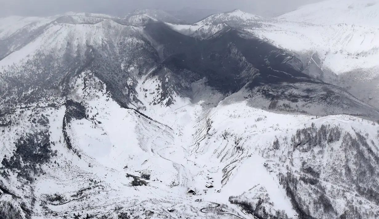 Gumpalan abu vulkanik akibat letusan menutupi puncak Gunung Kusatsu-Shirane di Kusatsu, Prefektur Gunma, Jepang, Selasa (23/1). Letusan mengakibatkan longsoran salju dan menerjang resor ski. (Suo Takekuma/Kyodo via AP)