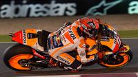 Pebalap Repsol Honda, Marc Marquez, mengikuti latihan bebas hari ke-2 GP Qatar di Sirkuit Losail, Doha, Sabtu (19/3/2016) dini hari WIB. Pada sesi ini, pria Italia itu berada pada peringkat ke-2 dengan waktu 1 menit 55,401 detik. (EPA/STR)