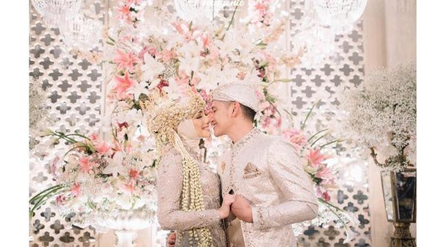 Resmi Suami Istri, Ini 5 Momen Rezky Aditya Cium Mesra Citra Kirana