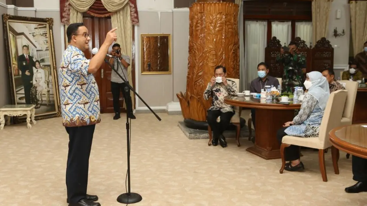 Gubernur DKI Jakarta Anies Baswedan dan Bupati Cilacap, Tatto Suwarto Pamuji menandatangani kerja sama antardaerah di bidang ketahanan pangan. (Foto: Liputan6.com/Humas Pemkab Cilacap)