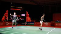 Pasangan ganda putra Indonesia Kevin Sanjaya Sukamuljo (kanan) dan Marcus Fernaldi Gideon (kiri) saat melawan pasangan ganda putra Malaysia Ong Yew Sin dan Teo Ee Yi pada babak semifinal bulu tangkis Indonesia Masters 2021 di Nusa Dua, Bali, Sabtu (20/11/2021). (Liputan6.com/HUMAS PP PBSI)