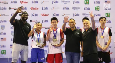 NBA Legend Jason Richardson, MVP perempuan Vanissa Renata Siregar, MVP laki-laki Brian Leonard, Gubernur DKI Jakarta Anies Baswedan dan Jr. NBA Head Coach Carlos Barroca foto bersama usai pemberian penghargaan Jr. NBA Indonesia Camp 2019 di Cilandak, Jakarta (31/3). (Liputan6.com/Fery Pradolo)