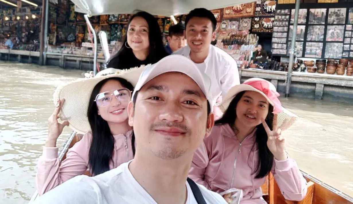 Lihat betapa cerianya Angga Wijaya dan Dewi Perssik saat pergi ke pasar mengapung di Thailand. (Foto: instagram.com/dewiperssikreal)