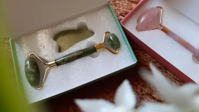 Jade Beauty Roller dan Rose Quartz Beauty Roller dari KayCollection