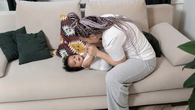 Ibu seringkali mengorbankan waktu tidurnya untuk mengurus rumah tangga atau anak.