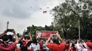 Warga menyaksikan manuver helikopter TNI AU membawa bendera Merah Putih saat perayaan HUT ke-77 Republik Indonesia (RI) di Taman Aspirasi Monumen Nasional (Monas), Jakarta Pusat, Rabu (17/8/2022).  Aksi akrobatik pesawat tempur dan helikopter yang membawa bendera Merah Putih tersebut disambut antusias oleh warga yang datang untuk mengikuti upacara Kemerdekaan RI. (merdeka.com/Iqbal S Nugroho)