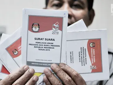 Petugas Komisi Pemilihan Umum (KPU) memperkenalkan contoh lima surat suara Pemilu 2019 di Gedung KPU, Jakarta, Senin (10/12). KPU memperkenalkan contoh lima surat suara yang akan digunakan dalam Pemilu 2019. (Merdeka.com/Iqbal Nugroho)