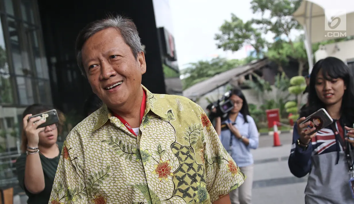 Ketua DPD Gerindra ‎Lampung, Gunadi Ibrahim berjalan keluar Gedung KPK, Jakarta, Jumat (9/3). Elite Partai Gerindra tersebut diperiksa sebagai saksi untuk tersangka Wakil Ketua DPRD Lampung Tengah J. Natalis Sinaga. (Liputan6.com/Herman Zakharia)