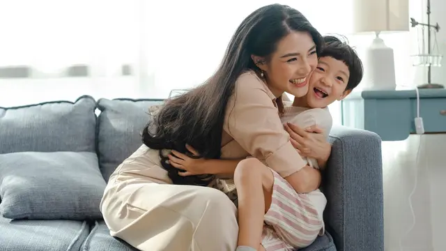 ilustrasi seorang ibu memeluk anak laki-lakinya
