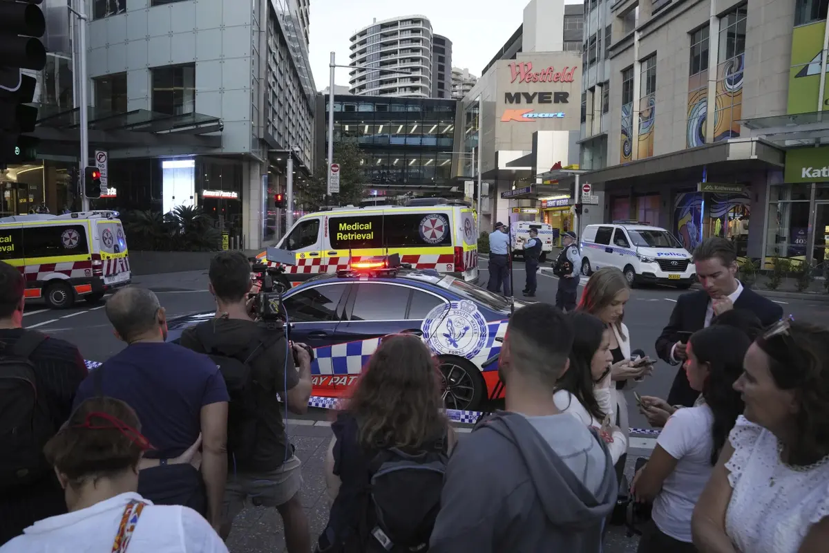 Orang-orang berkerumun di luar Westfield Shopping Centre atau Westfield Bondi Junction di timur Sydney, Australia setelah insiden penikaman. (AFP/Rick Rycroft)