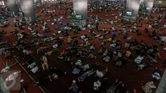 Sejumlah warga beristirahat di Masjid Istiqlal, Jakarta, Jumat (19/6/2015). Waktu luang diisi warga dengan berbaring dan beristirahat di masjid saat menunggu waktu berbuka puasa. (Liputan6.com/Faizal Fanani)