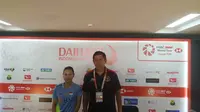 Pitha Haningtyas Mentari (kiri) berbicara usai pertandingan Indonesia Masters 2022, didampingi pelatih Nova Widianto, Jumat (10/6/2022). (Bola.com/Gregah Nurikhsani)