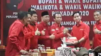 Gibran menyerahkan berkas pendaftaran Walkot Solo di DPD PDIP Jateng. (Foto: Liputan6.com/Felek Wahyu)