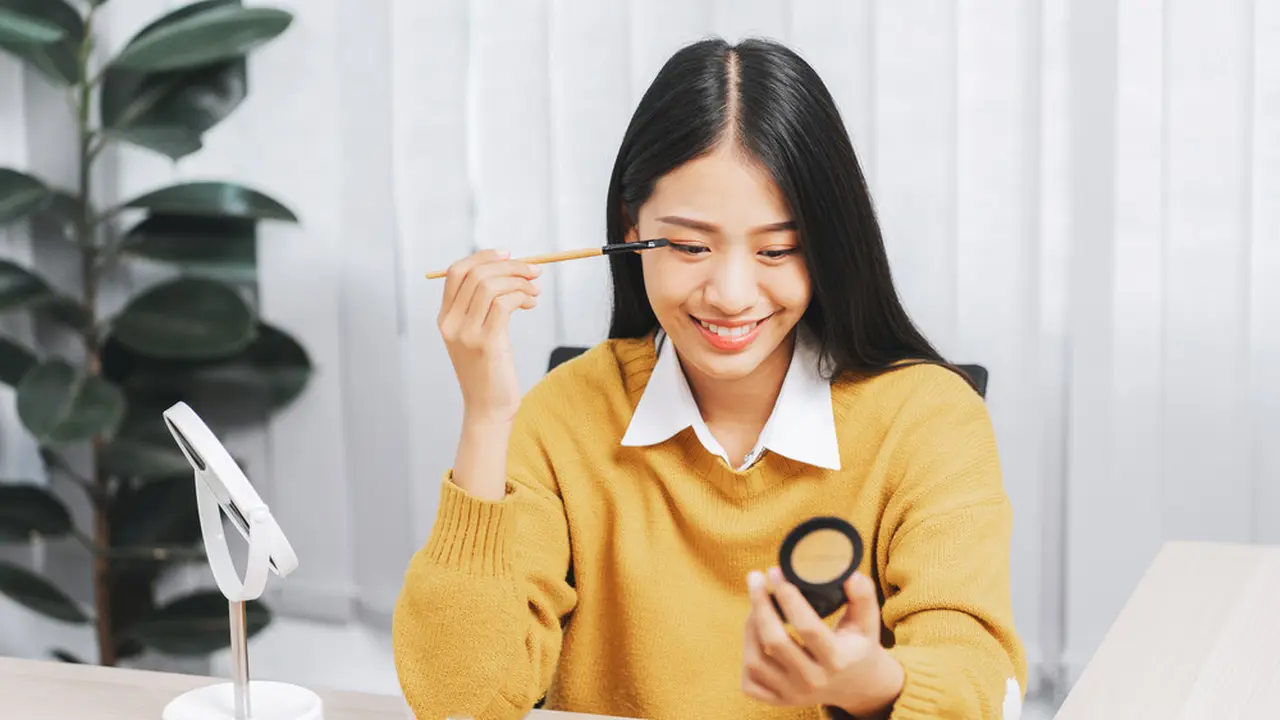 8 Tips Mengaplikasikan Makeup Lebih Tahan Lama di Hari Natal