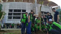 Gojek Surabaya Raya Tanam Pohon Trembesi di GBT