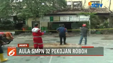 Petugas pemadam kebakaran tiba di lokasi robohnya Gedung Aula SMPN 32 di Pekojan, Tambora, Jakarta Barat, Kamis, 21 Desember 2017.