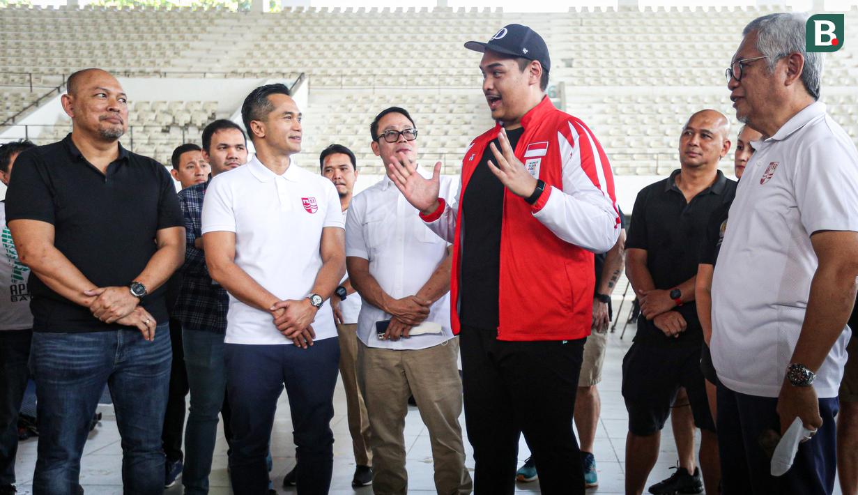 Menteri Pemuda dan Olahraga Republik Indonesia, Dito Ariotedjo bercengkrama dengan Ketua umum PB PRSI, Anindya Novyan Bakrie saat mengunjungi Pelatnas Tim Renang Indonesia menjelang SEA Games 2023 di Stadion Akuatik GBK, Senayan, Jakarta, Rabu (05/04/2023). Indonesia akan mengikuti perhelatan olahraga terbesar Asia Tenggara tersebut pada 5 hingga 17 Mei 2023 di Kamboja. (Bola.com/Bagaskara Lazuardi)