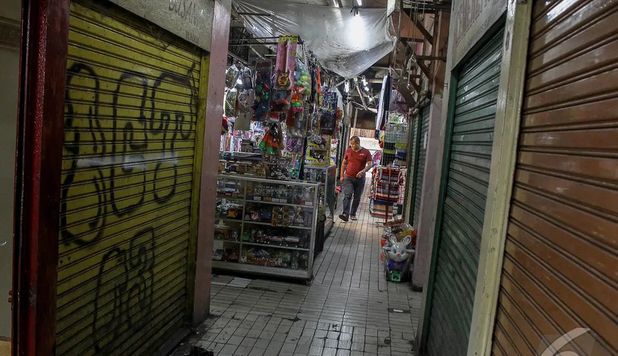 Meski kondisinya memprihatinkan, beberapa pedagang masih menempati Pasar Slipi bagian bawah, Jakarta, Selasa (7/10/2014) (Liputan6.com/Faizal Fanani)