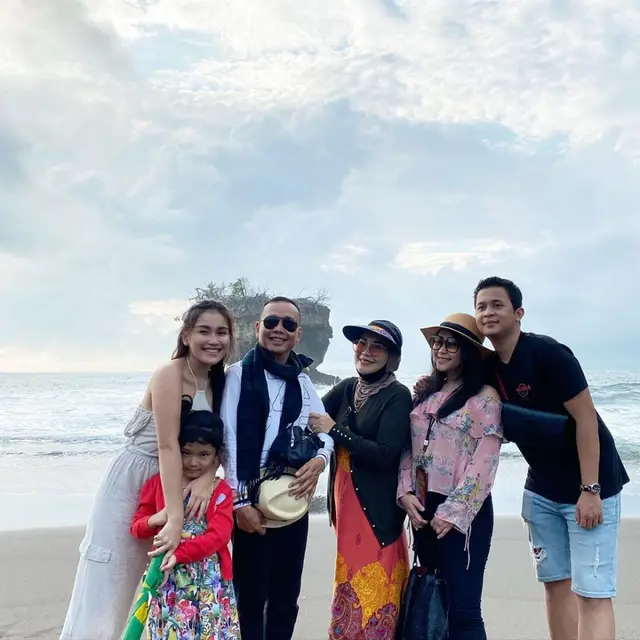 Potret Liburan Ayu Ting Ting ke Pantai Pangandaran. (Sumber: Instagram/ayutingting92)