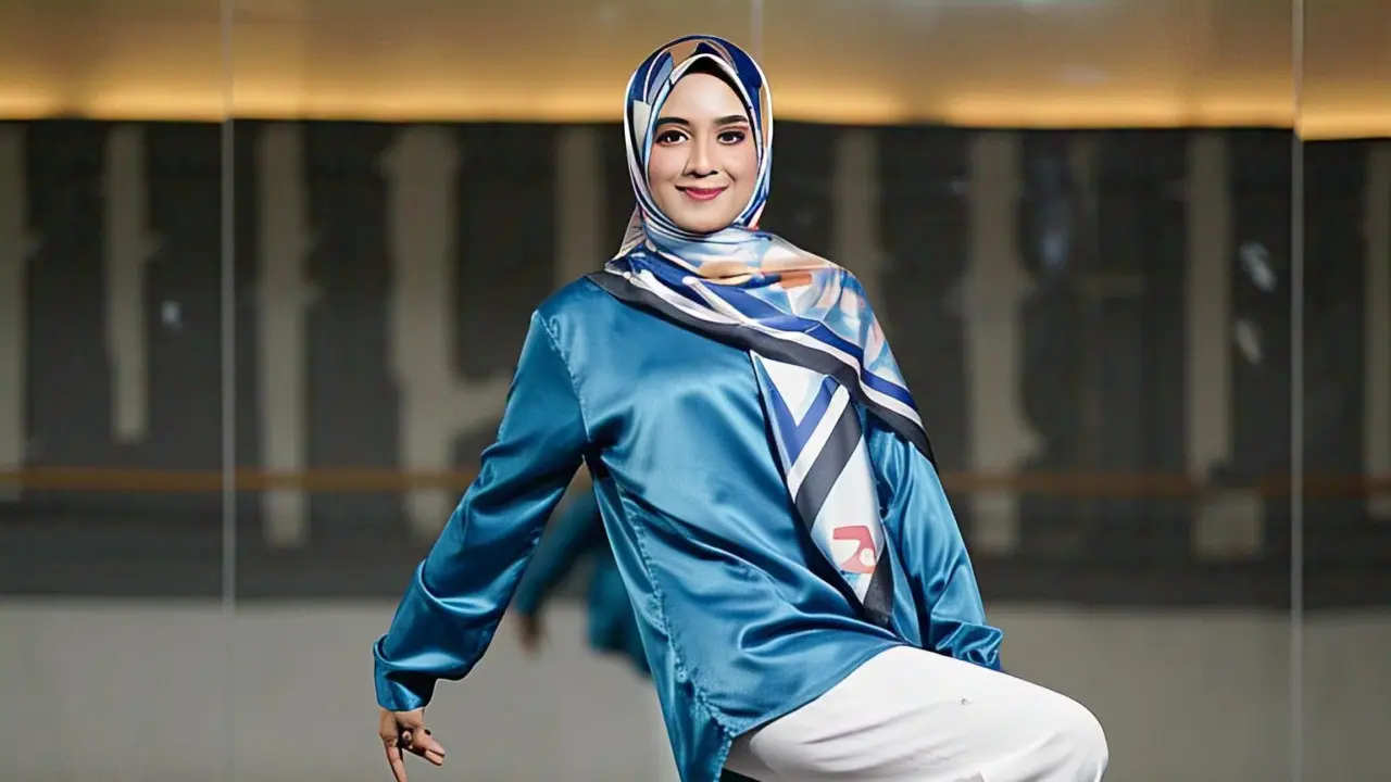 Outer Satin dengan Celana Kulot Putih
