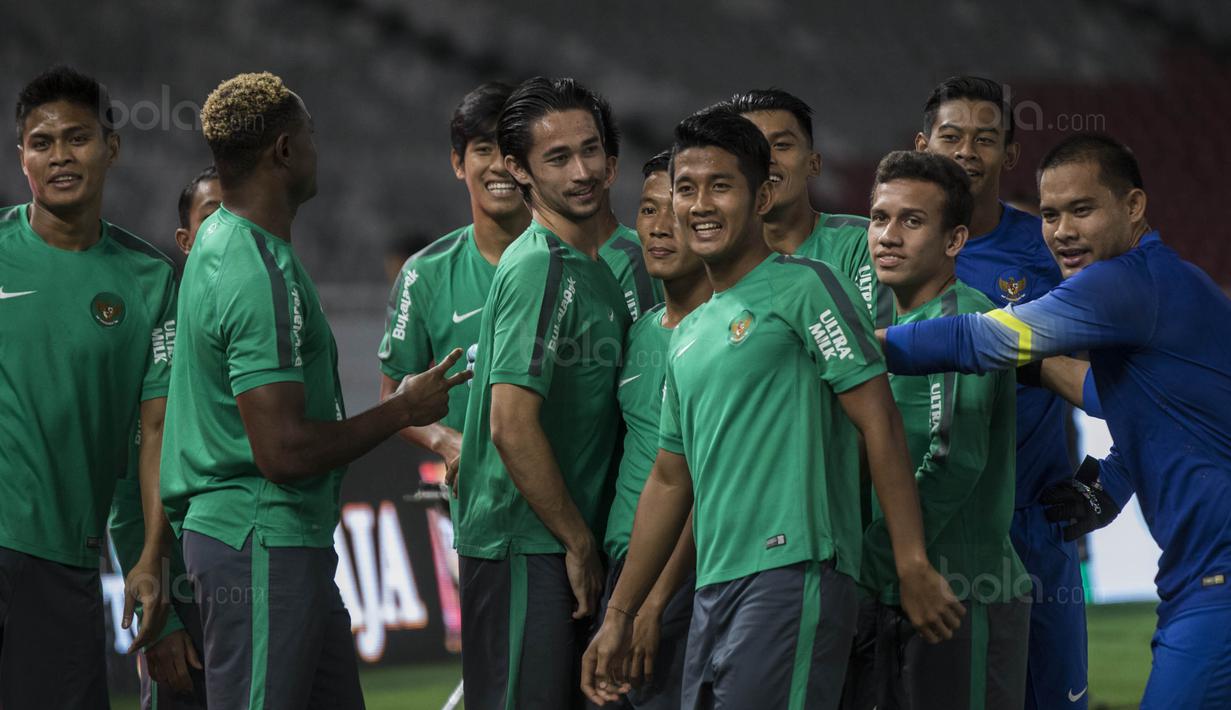 Para pemain Timnas Indonesia tampak rileks saat latihan di SUGBK, Jakarta, Sabtu (13/1/2018). Timnas Indonesia menggelar latihan terakhir sebelum laga persahabatan melawan Islandia. (Bola.com/Vitalis Yogi Trisna)