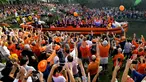 Pendukung bersorak menyambut tim sepak bola wanita Belanda saat merayakan kemenangan di Utrecht, Belanda (7/9). Tim sepak bola wanita Belanda berhasil menjadi juara UEFA Women's Euro 2017 usai mengalahkan Denmark. (AFP Photo/ANP/Olaf Kraak)