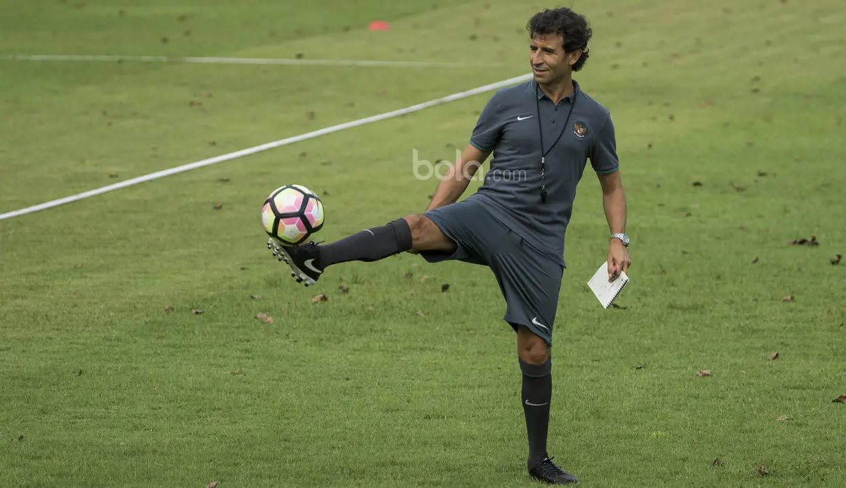 Pelatih Timnas Indonesia, Luis Milla, mengontrol bola saat memimpin latihan di Lapangan SPH Karawaci, Banten, Sabtu (10/6/2017). Latihan ini merupakan persiapan jelang laga persahabatan melawan Puerto Rico. (Bola.com/Vitalis Yogi Trisna)