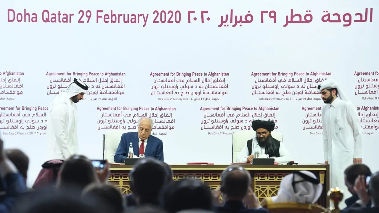 Menlu RI Retno Marsudi menyaksikan penandatanganan kesepakatan perdamaian AS - Taliban di Doha, Qatar, 29 Februari 2020 (kredit: Kemlu RI)