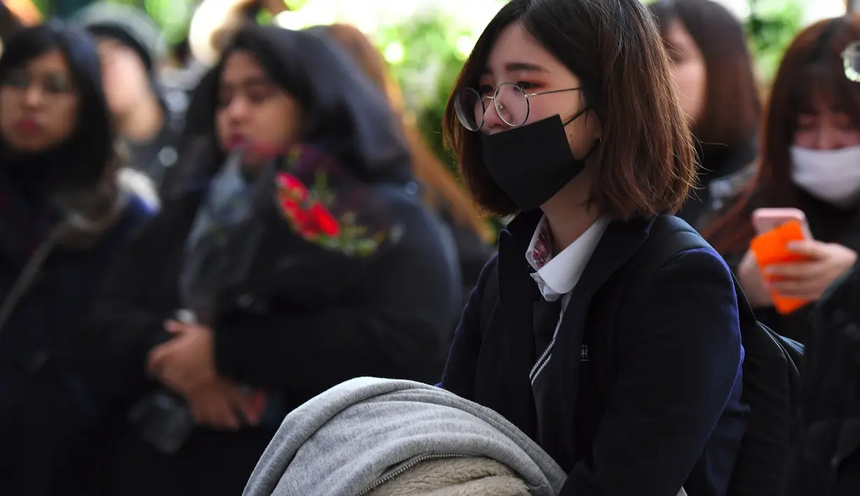 "Kami sudah menyiapkan memorial terpisah untuk penggemar, jadi kita semua bisa mengingat kenangan yang bahagia," lanjut tulisan tersebut. (JUNG Yeon-Je/AFP)