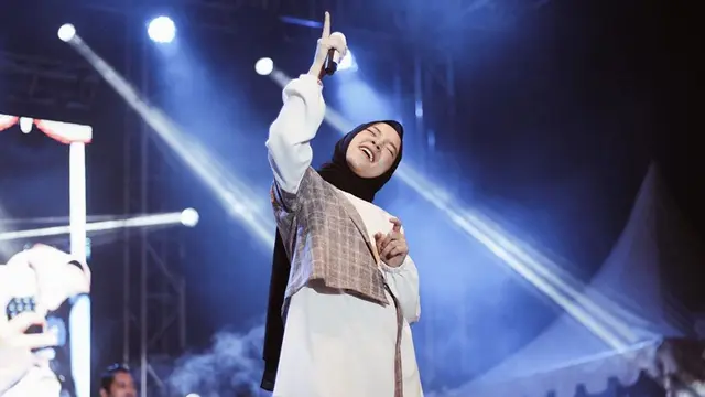 FOTO: Gaya Nissa Sabyan saat Tampil di Atas Panggung, Memesona