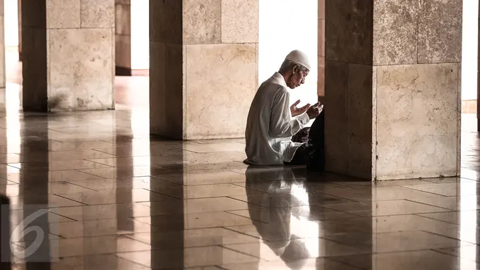 20160606-Puasa Hari Pertama, Warga Isi Waktu dengan Bertadarus di Masjid Istiqlal-Jakarta