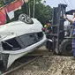 Kecelakaan di perlintasan pintu kereta manual Rawageni, Kecamatan Cipayung, Kota Depok, masih dilakukan evakuasi.