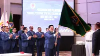 Ketua Umum PSSI, Erick Thohir menerima bendera&nbsp;PSSI saat Pelantikan Pengurus PSSI Masa Bakti 2023-2027 yang berlangsung di Hotel Fairmont, Jakarta, Jumat (26/05/2023). (Bola.com/Bagaskara Lazuardi)