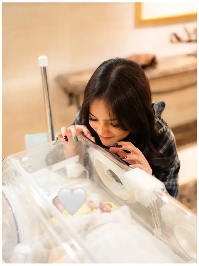 6 Potret Fuji Temani Erika Carlina Melahirkan, Antusias Sambut Baby Andrew