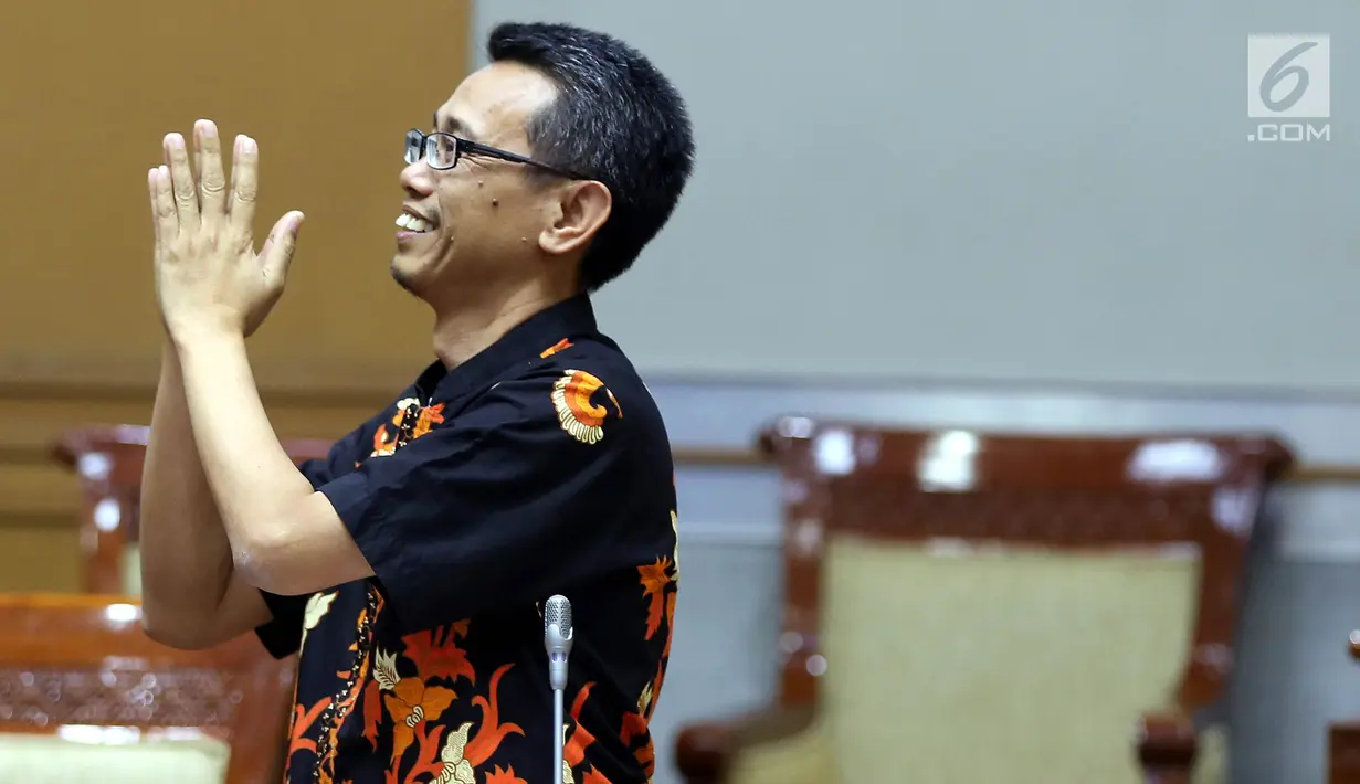 Calon pimpinan KPK Luthfi Jayadi Kurniawan bersiap menjalani uji kepatutan dan kelayakan di ruang rapat Komisi III DPR RI, Senayan, Jakarta, Kamis (12/9/2019). Para capim KPK mempresentasikan makalah dengan tema yang ditentukan saat uji kelayakan dan kepatutan. (Liputan6.com/Johan Tallo)