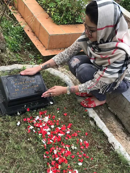 "Niki tiap puasa pertama emang selalu sedih. Gue kan yatim piatu, biasanya kalau hari awal gini suka penuh keharuan karena rindu orangtua," kata Nikita ditemui di kawasan Tendean, Jakarta Selatan, Kamis (17/5/2018) dilansir dari Kapanlagi.